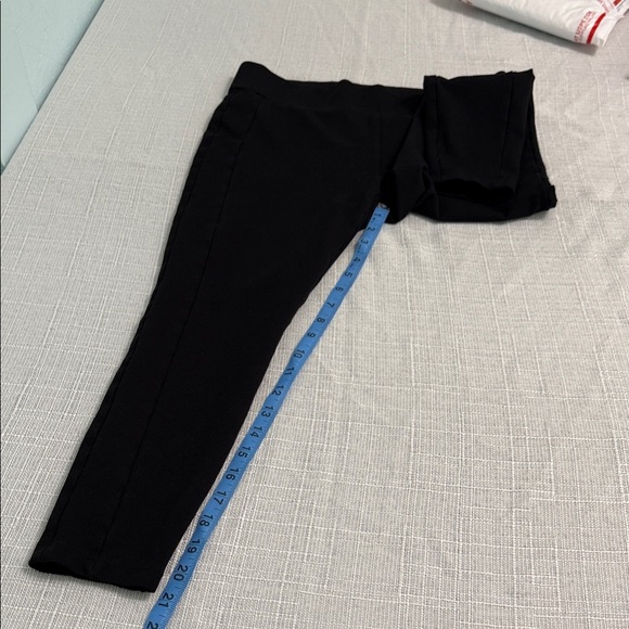 LOFT Black Capris - Picture 1 of 2